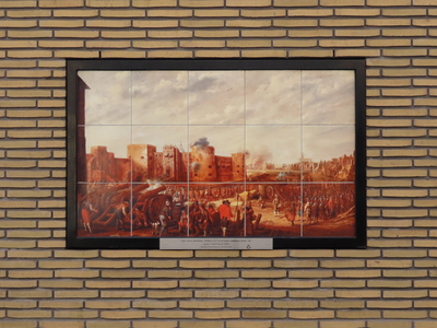 915131 Afbeelding van het tegelplateau met een replica van het schilderij van Joost Cornelisz. Droochsloot, 'Het beleg ...